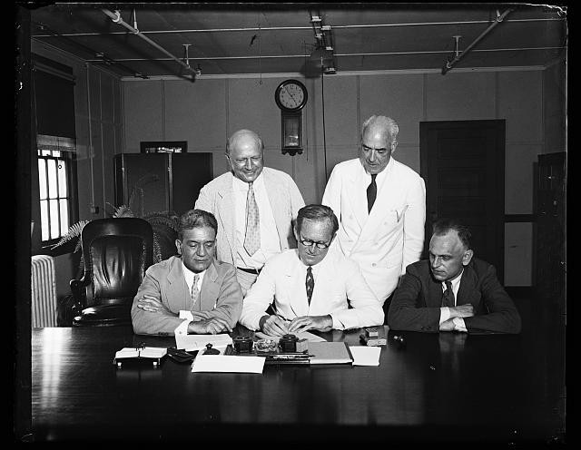 全国证券交易委员会第一次会议；摄影师 Harris & Ewing。约瑟夫-肯尼迪（Joseph Kennedy），中。1934.美国国会图书馆印刷品和照片部。